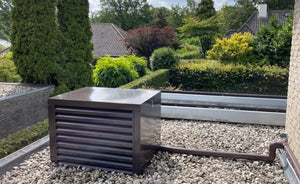 bruine maatwerk warmtepomp kast op dak
